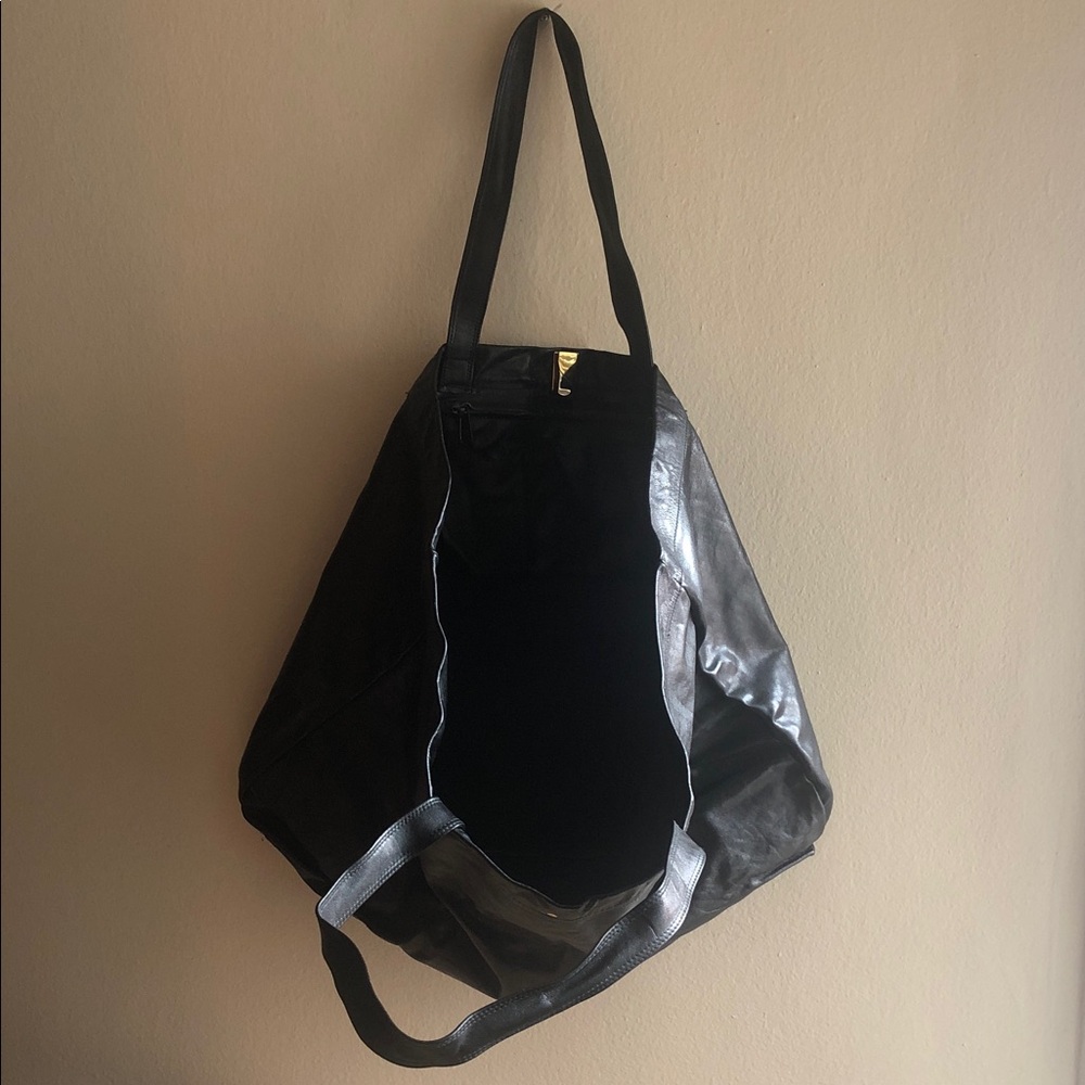 Elegant Black Leather Tote Bag - Picture 2 of 2